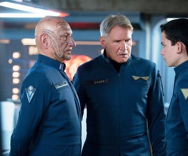 Ben Kingsley, Harrison Ford i Asa Butterfield w scenie z filmu "Gra Endera"