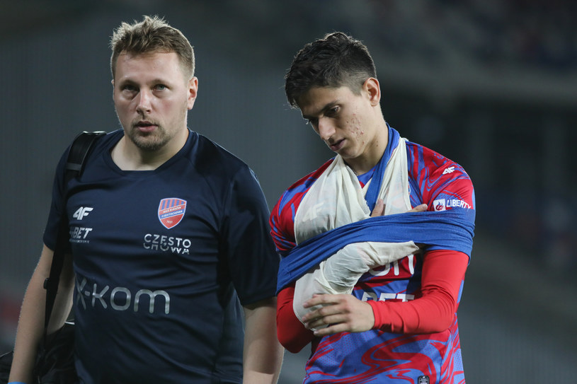 Ben Lederman (z prawej) kontuzji doznał w meczu z Górnikiem w Zabrzu w niedzielę. /Natenael Brewczyński   /Newspix