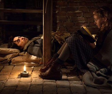 Ben Schnetzer i Sophie Nélisse w scenie z filmu "Złodziejka książek"