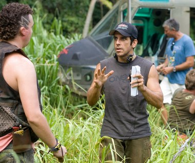 Ben Stiller ma na koncie także kilka filmów w roli reżysera. Zadebiutował kultowym "Orbitowaniem bez cukru" (1994). W kolejnych latach stawał za kamerą: "Telemaniaka" (1996), "Zoolandera" (2001), "Jaj w tropikach" (2008), "Sekretnego życia Waltera Mitty" (2013) i "Zoolandera 2" (2016). Wyreżyserował także doceniany przez krytyków serial "Ucieczka z Dannemory" (2018).

"Reżyserowanie filmu, w którym sam występujesz, potrafi być frustrujące - dodaje. - Są takie chwile, kiedy żałujesz, że za kamerą nie stoi ktoś inny. Nie raz zdarzało mi się wzdychać w myślach: 'Ach, gdyby taki Martin Scorsese wpadł tutaj na chwilkę i doradził mi, jak powinienem to zagrać'. Ostatecznie jednak w życiu chodzi przecież o to, żeby być wyrozumiałym dla samego siebie. Nie zawsze trzeba być surowym wobec własnych poczynań" - opowiadał Stiller.