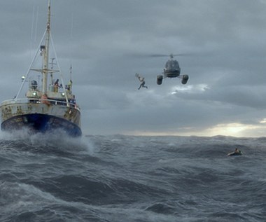 Ben Stiller słynie z tego, że nie unika kaskaderskich wyczynów, które przecież nie są cechą charakterystyczną kina spod znaku komedii. W jednej ze scen filmu "Sekretne życie Waltera Mitty" jego bohater wyskakuje z helikoptera i pogrąża się we wzburzonych falach oceanu.

"Kręciliśmy te ujęcia na Islandi. Musieliśmy czekać do końca września, by osiągnąć pożądany efekt. Wiedzieliśmy, że Atlantyk o tej porze będzie niespokojny, ale zależało nam, by scena ta wyglądała maksymalnie autentycznie. Powiem tyle: było mi straszenie zimno w tej wodzie, chociaż miałem na sobie tak zwany suchy kombinezon. Nigdy nie zapomnę tego uczucia, kiedy zdałem sobie sprawę, że jestem maleńkim punkcikiem na środku szalejącego oceanu. W głowie kołatała mi się tylko jedna myśl - że nigdy bym tego nie zrobił, gdyby nie film" - aktor wspominał w rozmowie z "New York Timesem".