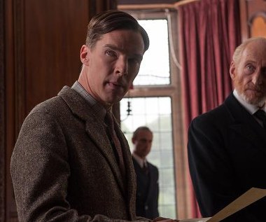 Benedict Cumberbatch i Charles Dance w scenie z filmu "Gra tajemnic"