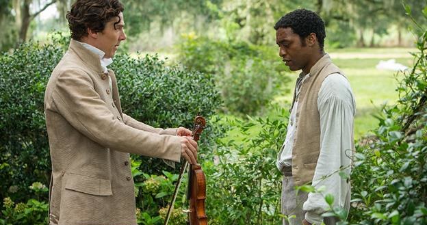 Benedict Cumberbatch i Chiwetel Ejiofor w scenie z filmu "Zniewolony. 12 Years a Slave" /materiały dystrybutora