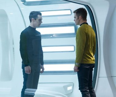 Benedict Cumberbatch i Chris Pine w scenie z filmu "W ciemność. Star Trek"