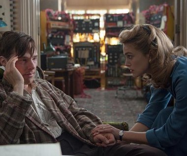 Benedict Cumberbatch i Keira Knightley w scenie z filmu "Gra tajemnic"