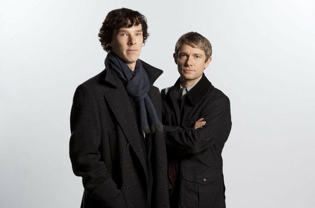 Benedict Cumberbatch i Martin Freeman na planie serialu "Sherlock" /Hartswood Films/REX /East News