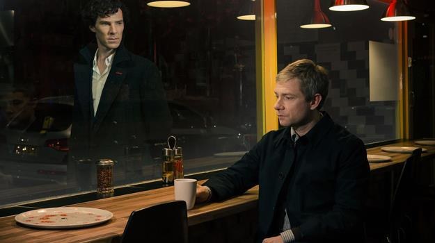 Benedict Cumberbatch i Martin Freeman w scenie z trzeciego sezonu serialu "Sherlock" /materiały prasowe