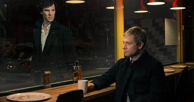 Benedict Cumberbatch i Martin Freeman w scenie z trzeciego sezonu serialu "Sherlock" /materiały prasowe