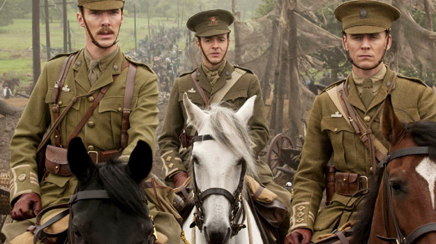 Benedict Cumberbatch, Patrick Kennedy i Tom Hiddleston w scenie z filmu "Czas wojny" /materiały dystrybutora
