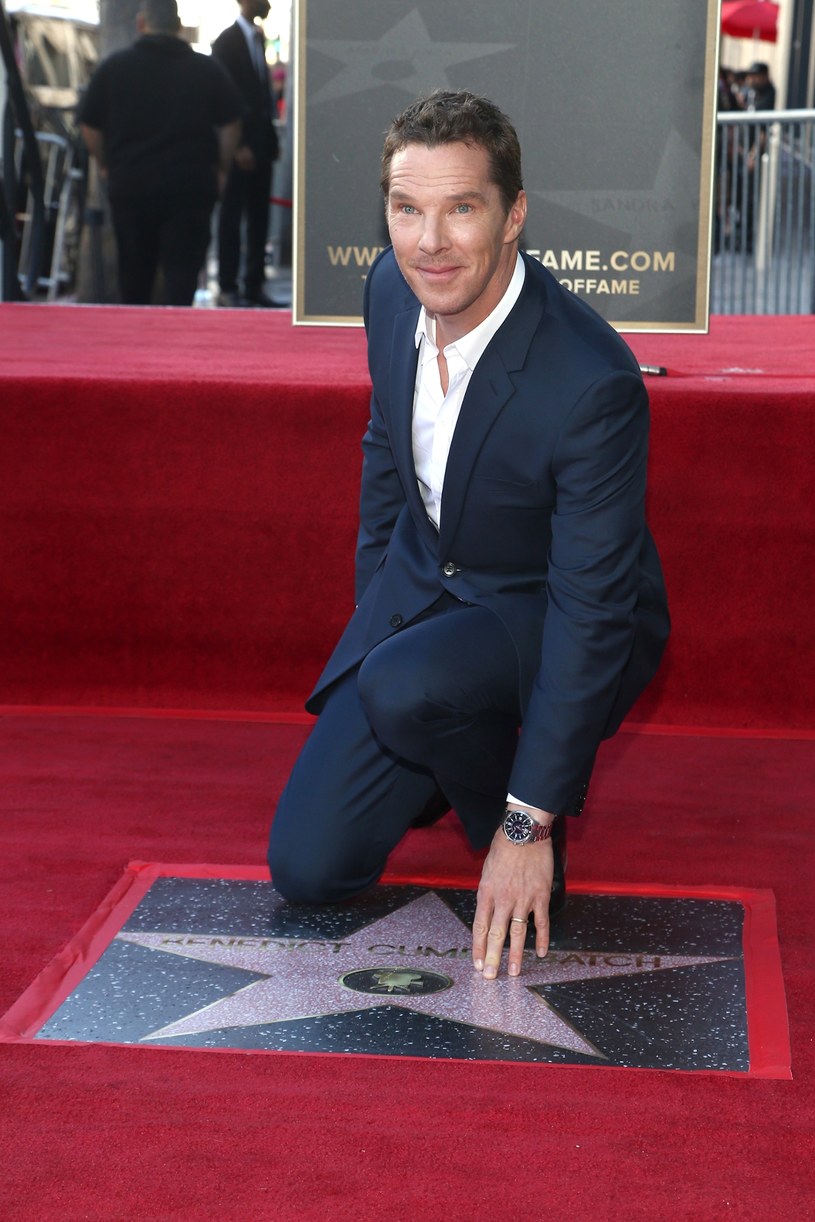 Benedict Cumberbatch prezentuje swoją gwiazdę w Alei Sławy /Tommaso Boddi /Getty Images