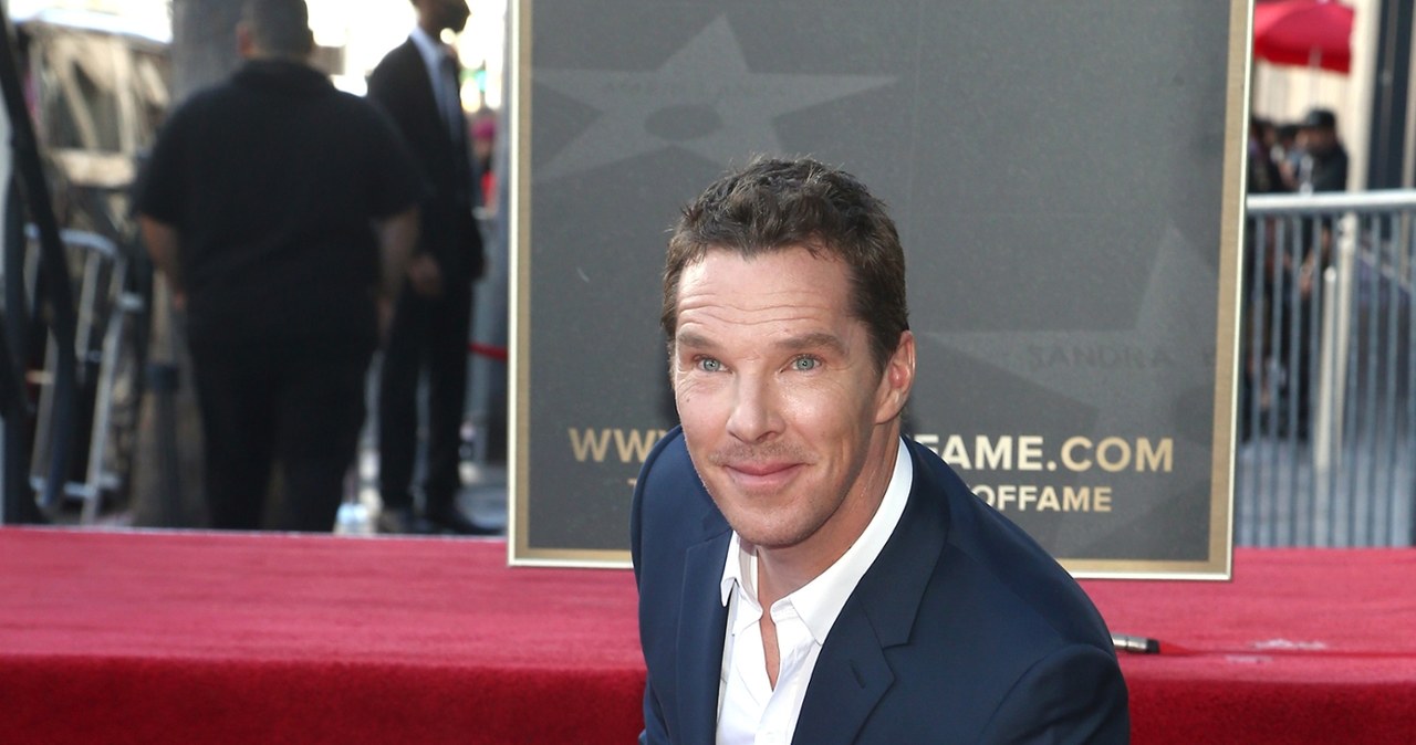 Benedict Cumberbatch prezentuje swoją gwiazdę w Alei Sławy /Tommaso Boddi /Getty Images