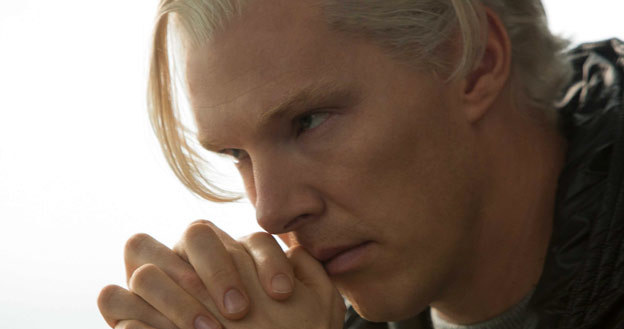 Benedict Cumberbatch w roli Juliana Assange'a. /materiały dystrybutora