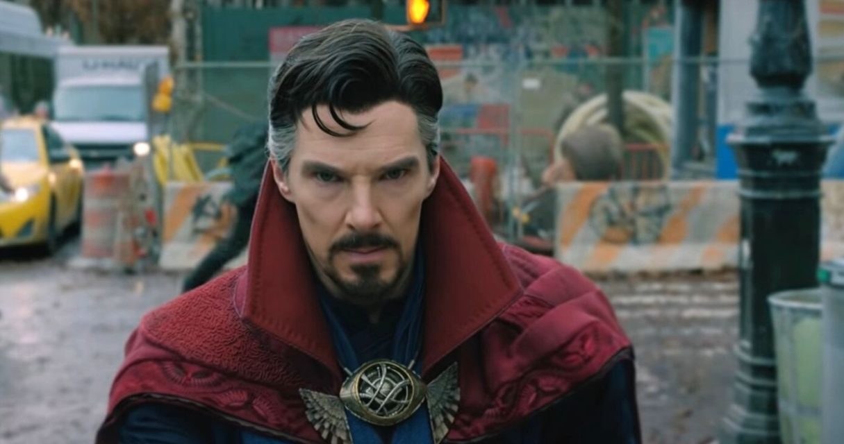 Benedict Cumberbatch w scenie z filmu "Doktor Strange w multiwersum obłędu" /materiały prasowe