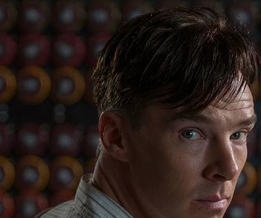 Benedict Cumberbatch w scenie z filmu "Gra tajemnic"