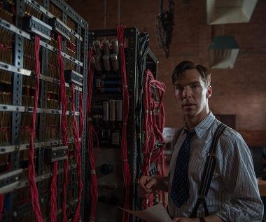 Benedict Cumberbatch w scenie z filmu "Gra tajemnic"