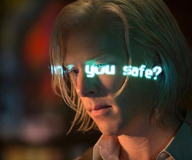 Benedict Cumberbatch w scenie z filmu "Piąta władza"