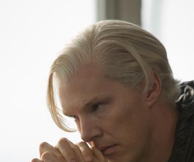 Benedict Cumberbatch w scenie z filmu "Piąta władza"