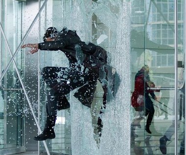 Benedict Cumberbatch w scenie z filmu "W ciemność. Star Trek"