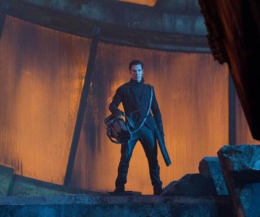 Benedict Cumberbatch w scenie z filmu "W ciemność. Star Trek"