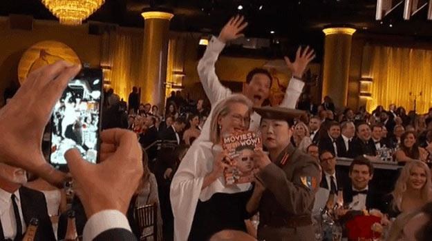 Benedict Cumberbatch z "fotograficzną bombą" za plecami Meryl Streep /