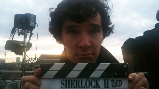 Beneditct Cumberbatch na planie drugiego sezonu "Sherlocka" /materiały prasowe