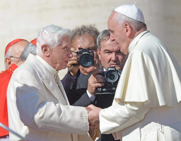 Benedykt XVI i Franciszek /MAURIZIO BRAMBATTI /PAP/EPA