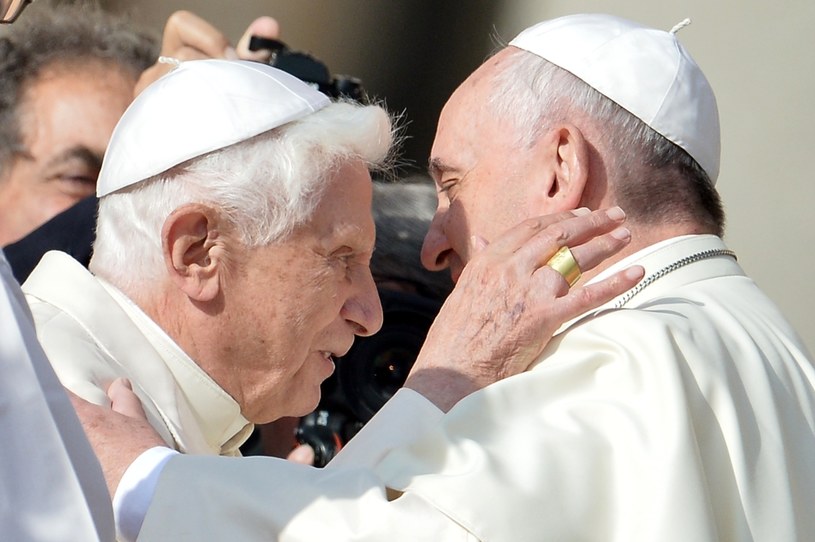 Benedykt XVI i Franciszek /AFP