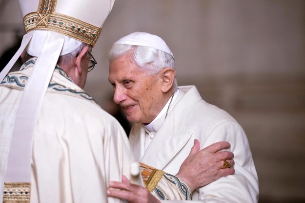 Benedykt XVI i papież Franciszek na zdj. z 2015 roku /MAURIZIO BRAMBATTI /PAP/EPA