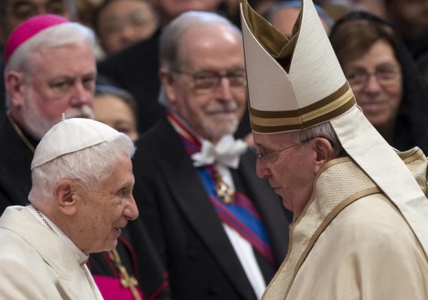 Benedykt XVi i papież Franciszek /CLAUDIO PERI /PAP/EPA