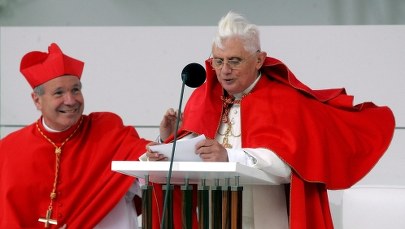 Benedykt XVI kontra... wiatr. Najpiękniejsze utarczki