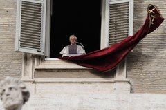 Benedykt XVI kontra... wiatr. Najpiękniejsze utarczki