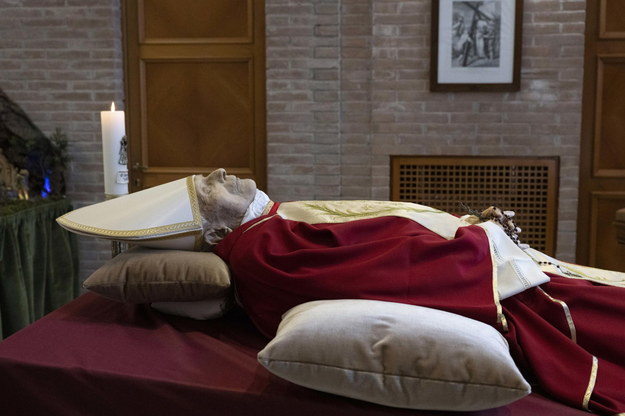 Benedykt XVI ma na głowie mitrę, a w rękach różaniec /VATICAN MEDIA HANDOUT /PAP/EPA