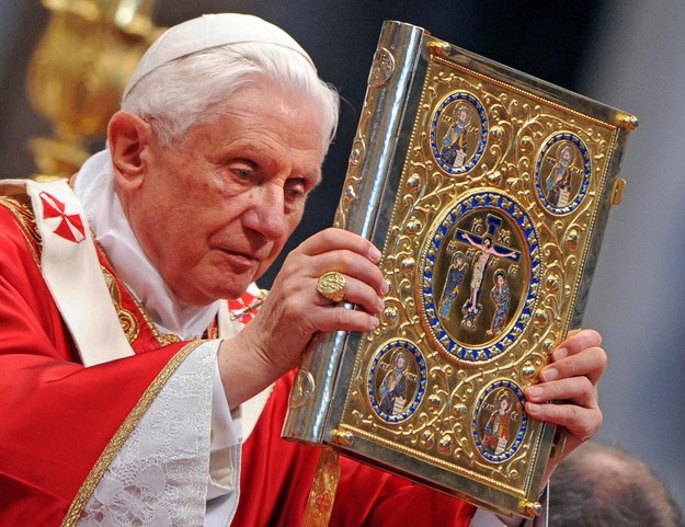 Benedykt XVI na zdj. z 2010 roku /CLAUDIO ONORATI    /PAP/EPA