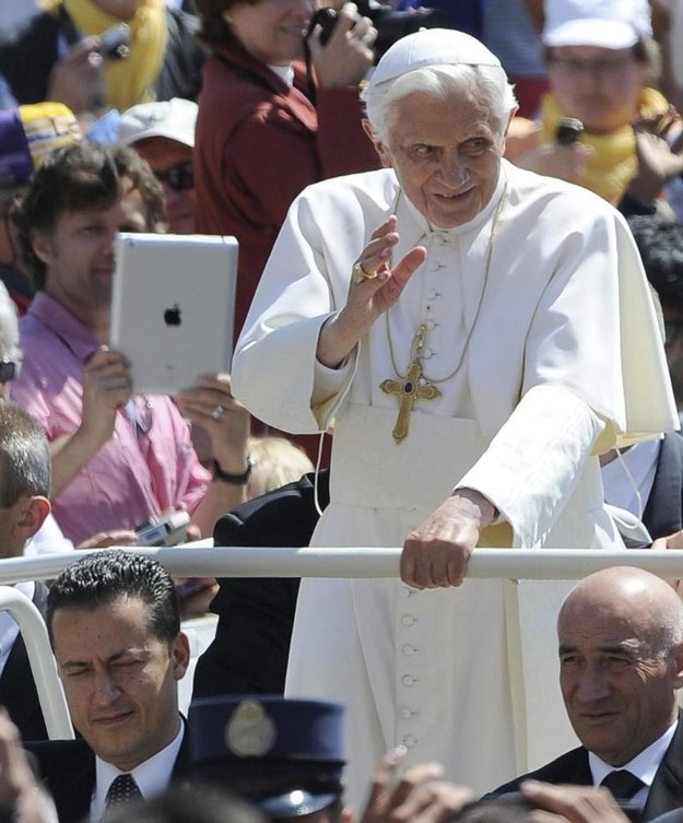 Benedykt XVI nie będzie mógł już nosić krzyża papieskiego /CLAUDIO PERI /PAP/EPA