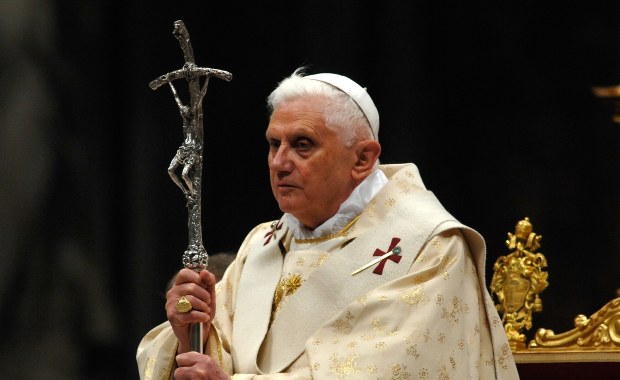 Benedykt XVI poprawia swoje oświadczenie ws. pedofilii księży w jego diecezji