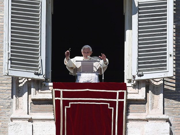 Benedykt XVI pożegna się z wiernymi w przeddzień ustąpienia /ALESSANDRO DI MEO    /PAP/EPA