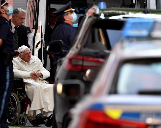 Benedykt XVI przed domem brata w Ratyzbonie /Philipp Guelland /PAP/EPA