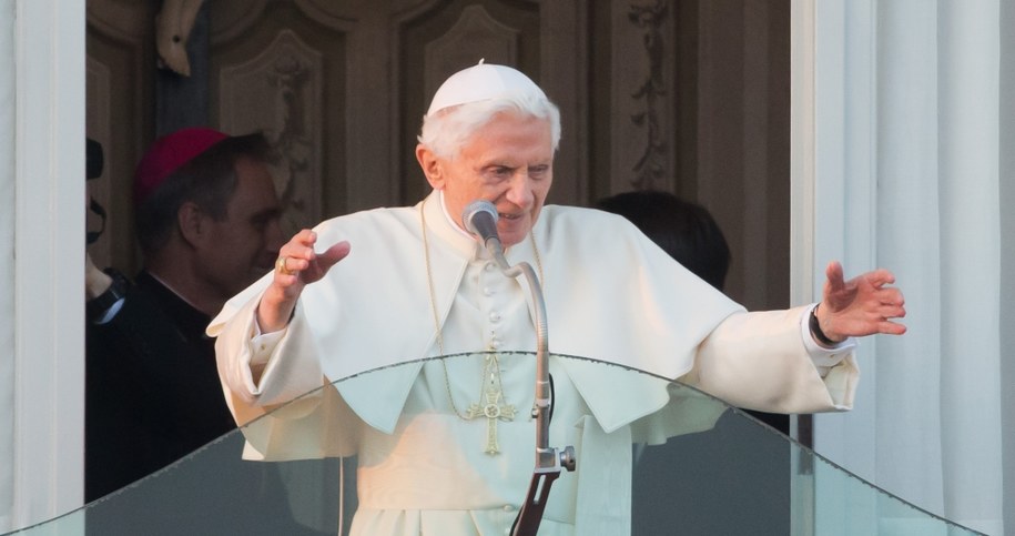 Benedykt XVI skomentował spekulacje ws. swojej abdykacji /MICHAEL KAPPELER /PAP/EPA