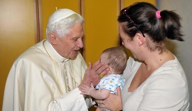 Benedykt XVI u chorych w szpitalu