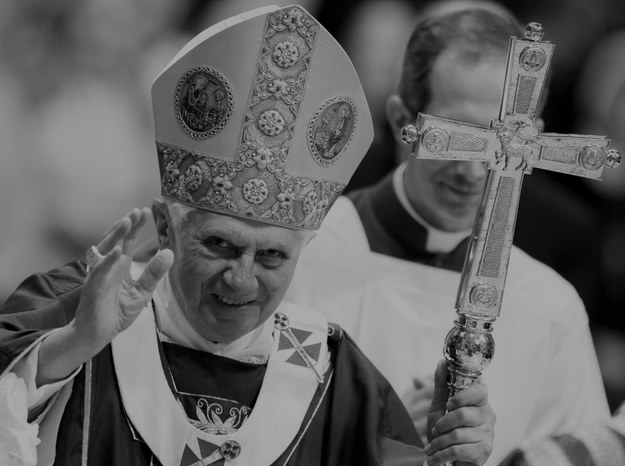 Benedykt XVI zmarł w wieku 95 lat /ETTORE FERRARI /PAP/EPA