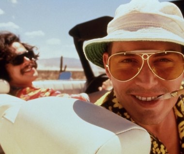 Benicio del Toro wziął również udział w narkotycznej podróży wśród dziwactw współczesnej Ameryki, wcielając się w postać prawnika dr. Gonzo (L) w kultowym filmie Terry'ego Gilliama "Las Vegas Parano". Do roli w tym obrazie aktor przytył prawie 20 kilogramów.