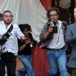 Benigni ucieka przez tłumem paparazzich