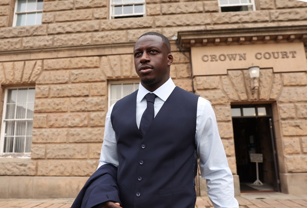 Benjamin Mendy po wyjściu z sądu Chester Crown Court /Paul Currie /PAP/EPA