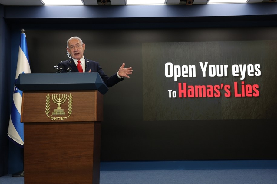 Benjamin Netanjahu podczas konferencji prasowej dla przedstawicieli zagranicznych mediów /ABIR SULTAN / POOL /PAP/EPA