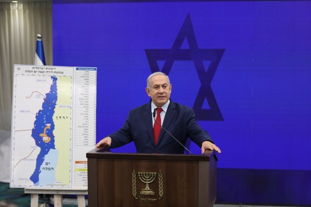 Benjamin Netanjahu podczas wiecu wyborczego /ABIR SULTAN /PAP/EPA