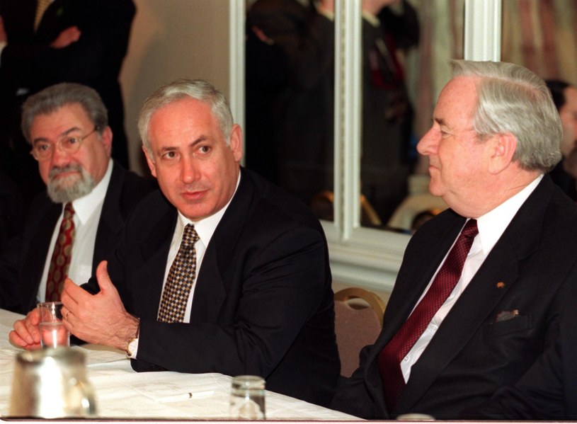 Benjamin Netanjahu (w środku) /AFP
