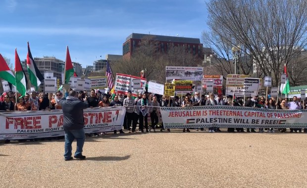 Benjamin Netanjahu w Waszyngtonie, przed Białym Domem demonstracje