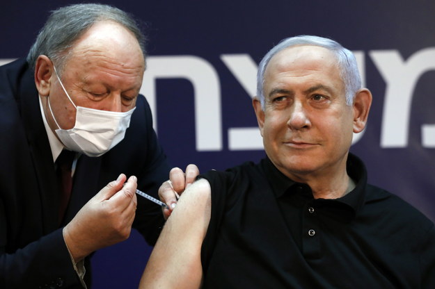 Benjamin Netanjahu zaszczepiony przeciwko Covid-19 /AMIR COHEN / POOL /PAP/EPA