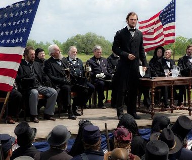 Benjamin Walker w scenie z filmu "Abraham Lincoln: Łowca wampirów"