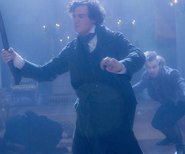 Benjamin Walker w scenie z filmu "Abraham Lincoln: Łowca wampirów"